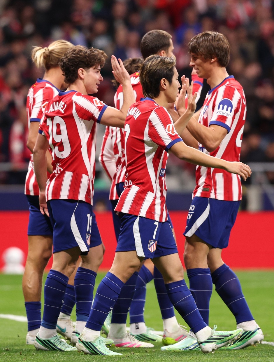 Celebración colectiva del Atlético de Madrid tras el gol